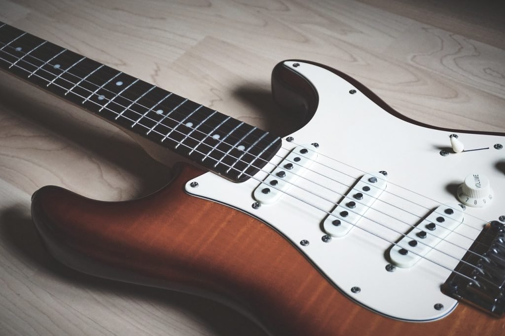 donde se fabrican las guitarras electricas squier by fender