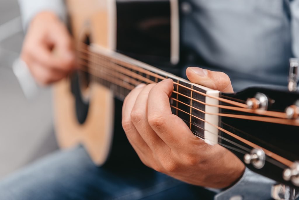 guitarrista con manos pequeñas