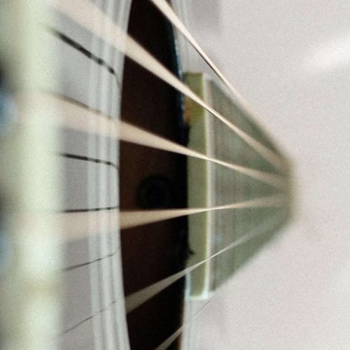 ¿Debo aflojar las cuerdas de mi guitarra cuando no estoy tocando?