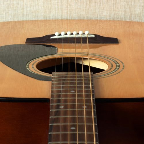 ¿Qué se considera un mástil de guitarra deformado y cómo se puede arreglar?
