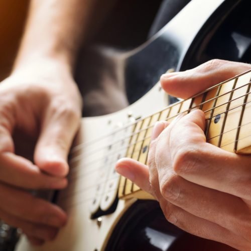 ¿Tu guitarra eléctrica hace ruidos? 7 problemas más comunes y sus soluciones