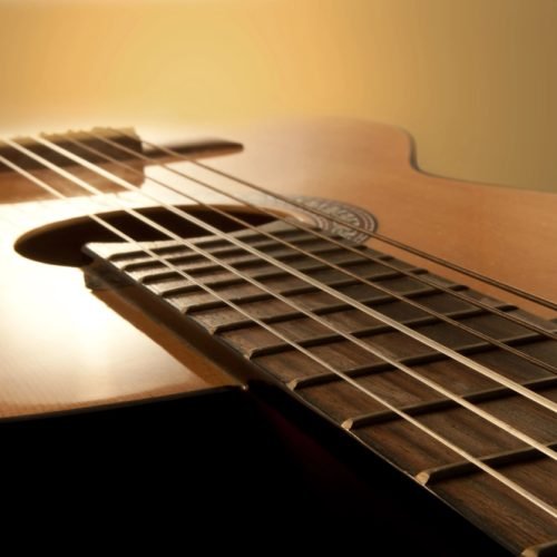 Madera de Aliso vs Caoba: ¿Qué maderas de guitarra es mejor?