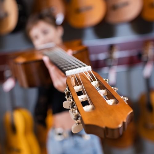 ¿Cuántas cuerdas tiene normalmente una guitarra?