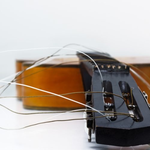 Las 9 razones por las que las cuerdas de tu guitarra se rompen