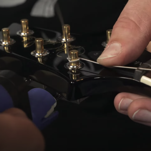 ¿Importa en qué dirección se encuerda una guitarra?