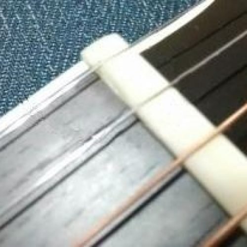 ¿Deberías arreglar una cejuela de guitarra rota?