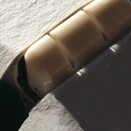 ¿Se te ha aflojado o soltado la cejuela de la guitarra? Esto es lo que hay que hacer