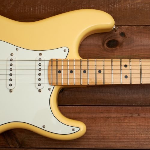 ¿Por qué las pastillas de algunas guitarras tienen una posición en ángulo?
